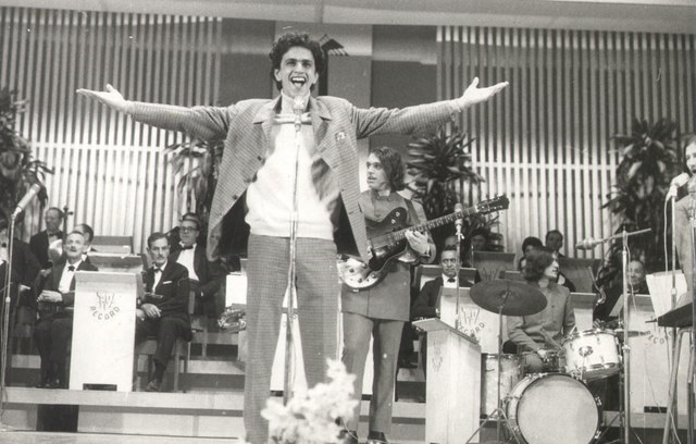 Caetano_Veloso_no_III_Festival_da_Música_Popular